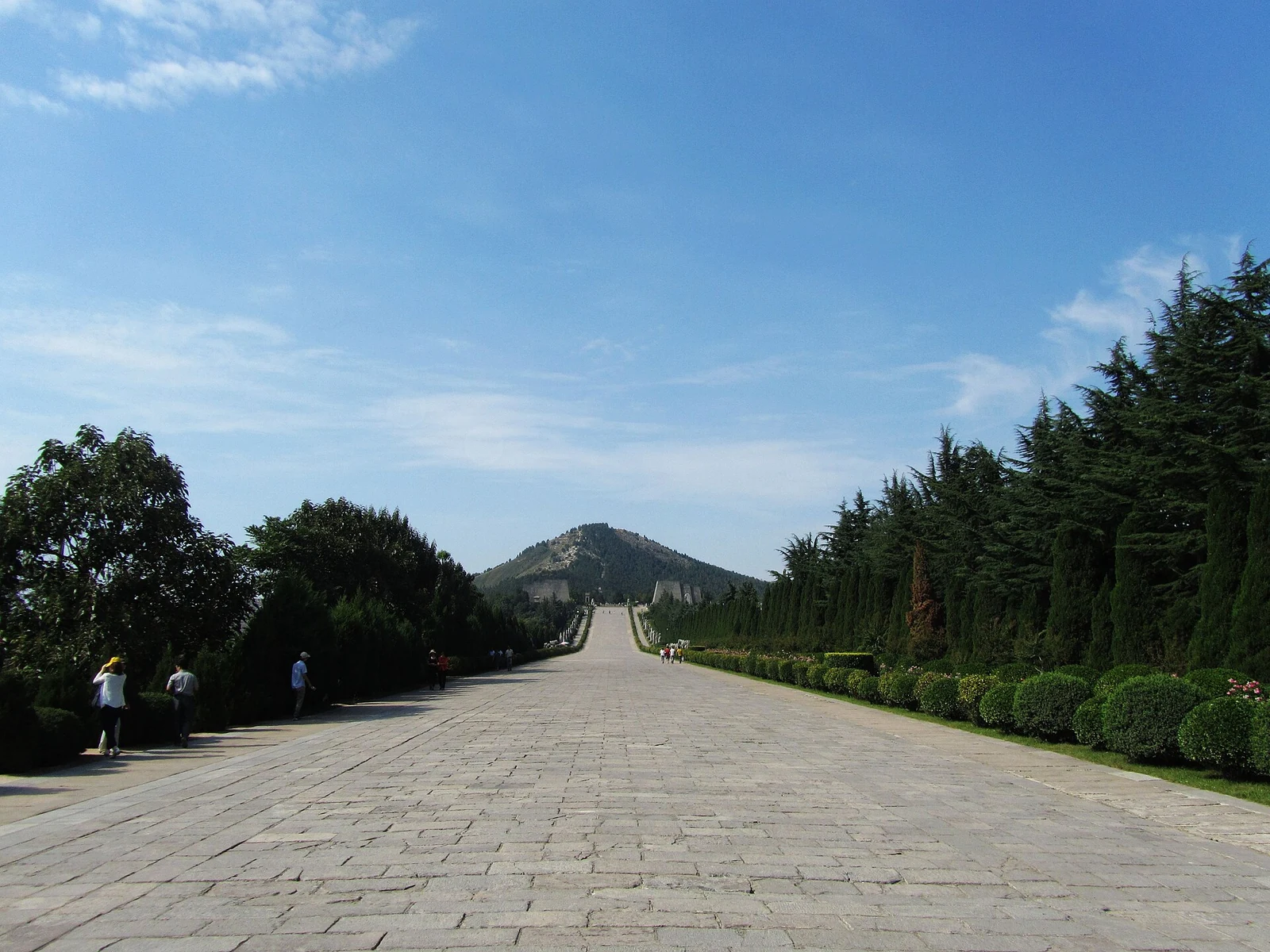 The spirit way of Qianling running towards the tomb hill