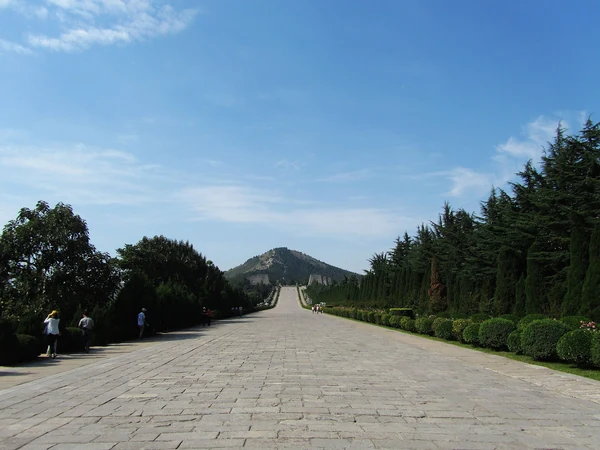 L'allée sacrée de Qianling menant à la colline de la tombe