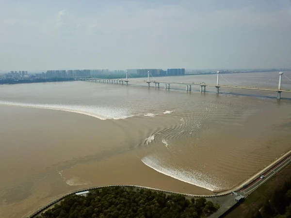 Crossing waves on the Qiantang River