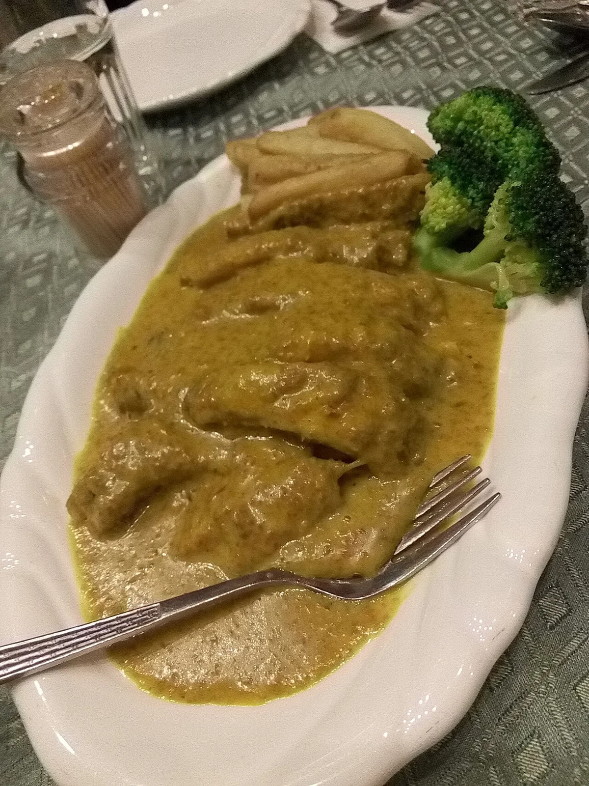 Eine Portion afrikanisches Huhn in Macau.