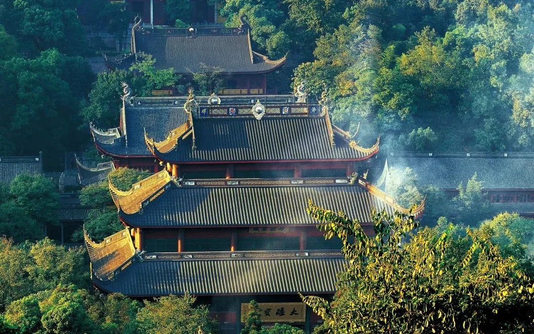 林木間的靈隱寺殿宇