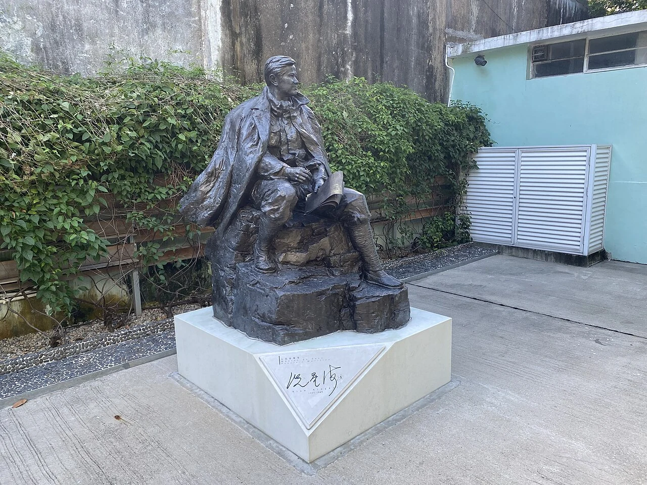 Ein Gedenkstandbild von Xian Xinghai vor dem Museum.