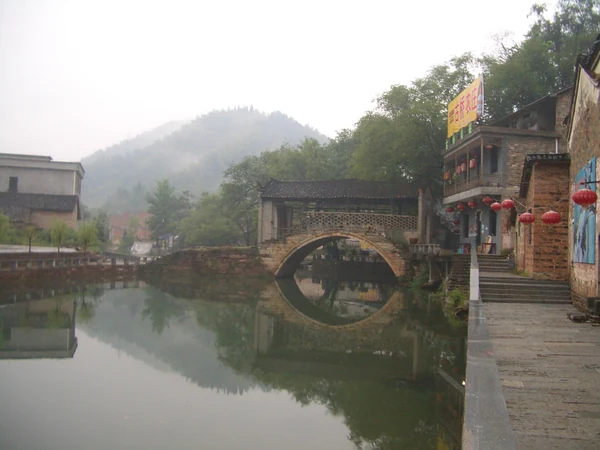 Xianning: el puente de arco de piedra de Liu Jiaqiao en las colinas con niebla.