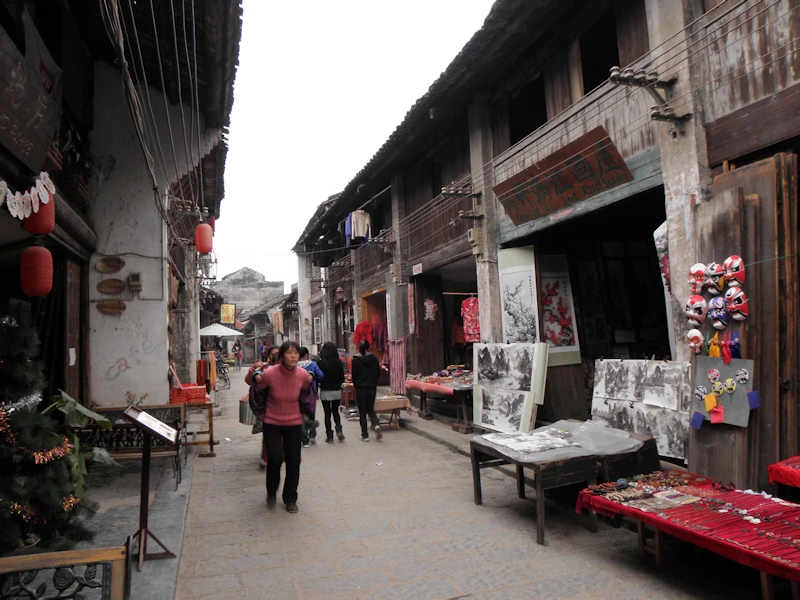 Des commerces bordent une ruelle étroite de la vieille ville de Xingping.