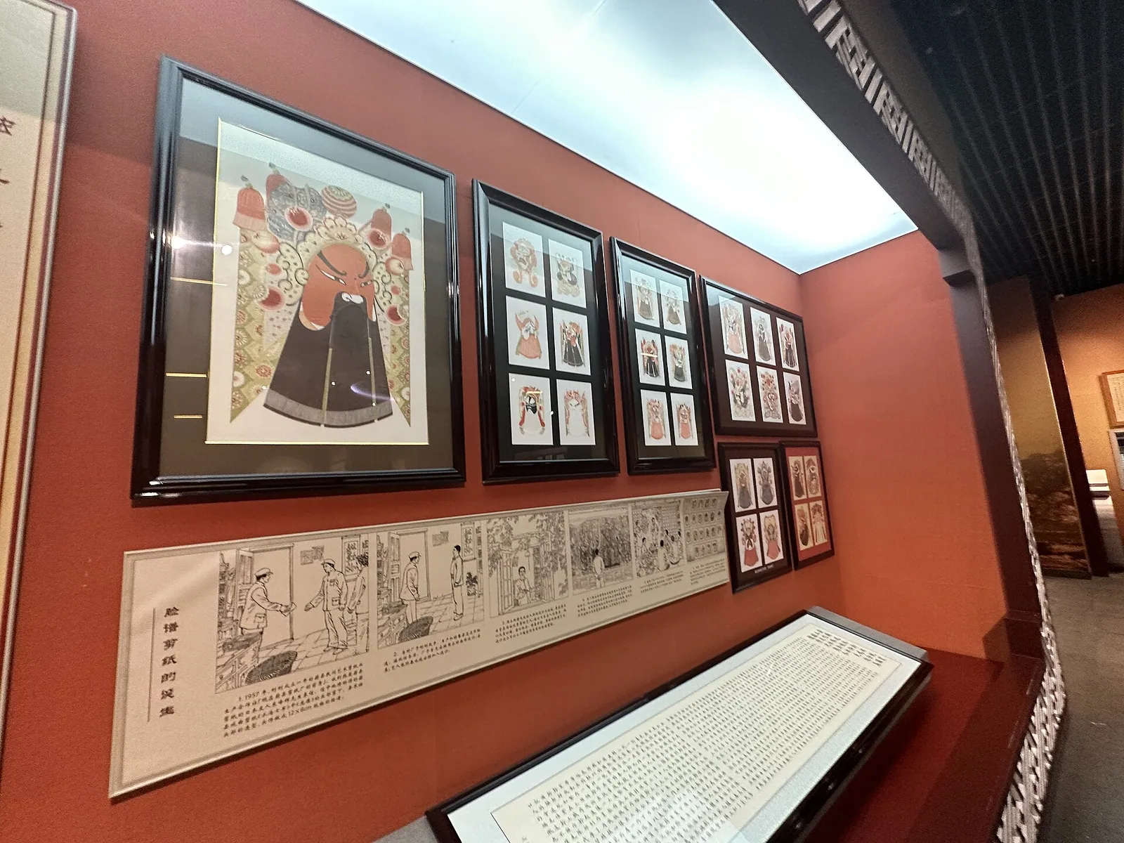 蔚県の県城で開かれた切り絵展に並ぶ蔚県切り絵