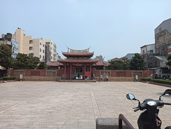 鹿港寺庙前的广场与进香路