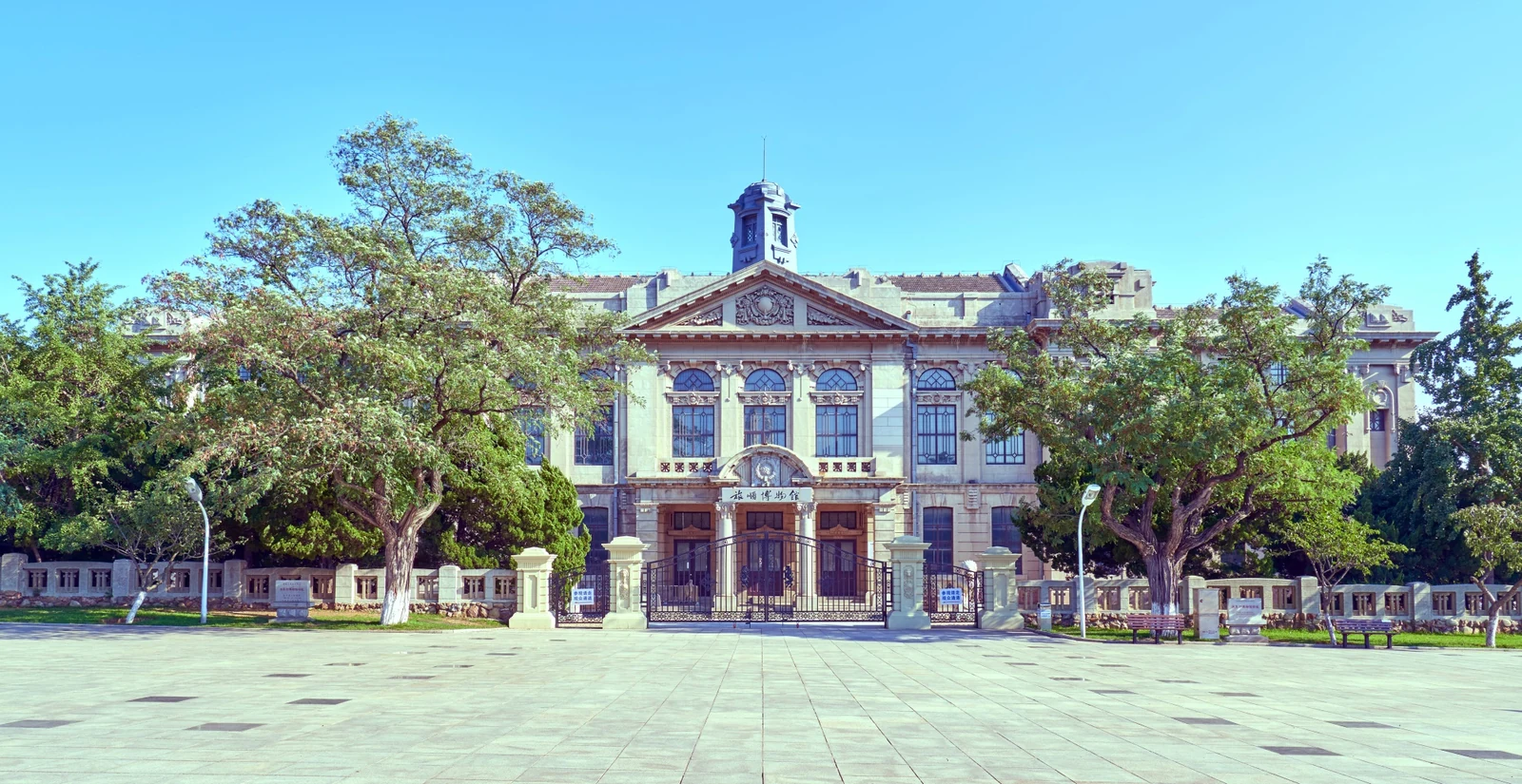 旅順博物館主館建築，可見中央山花、高聳的立柱、拱窗和入口大門。