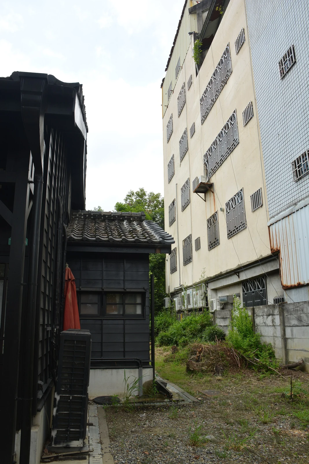 Gasse zwischen den Schlafbaracken im Hinoki-Dorf