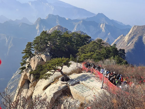 La crête granitique du pic sud du Huashan et les pèlerins sur le sentier