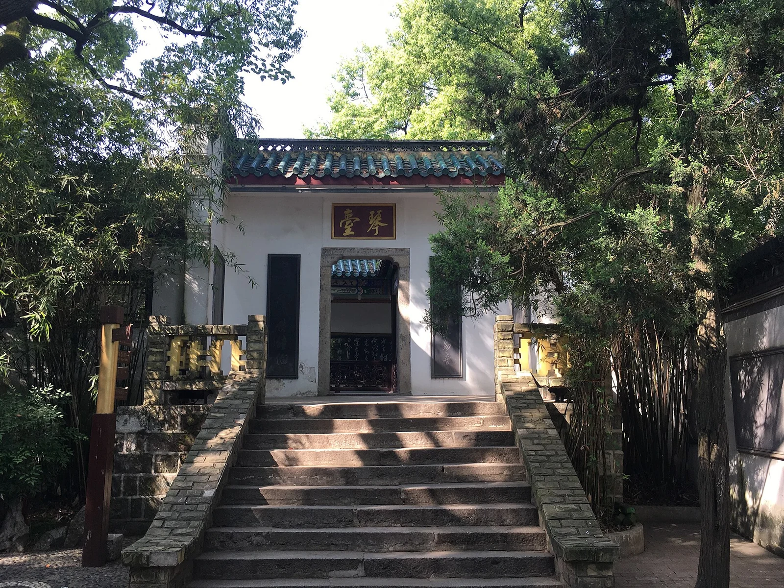 古琴台白墙的殿堂,石阶尽头是一座月洞门。