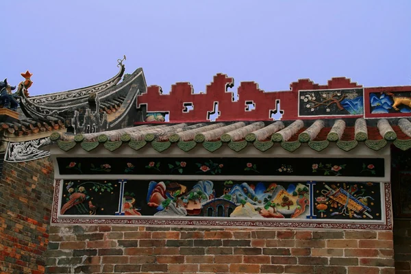 Die verzierte Dachkante der Tang-Chung-Ling-Ahnenhalle in den New Territories.