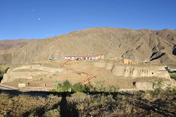Un amplio túmulo real sostiene un pequeño templo en Qonggyai.