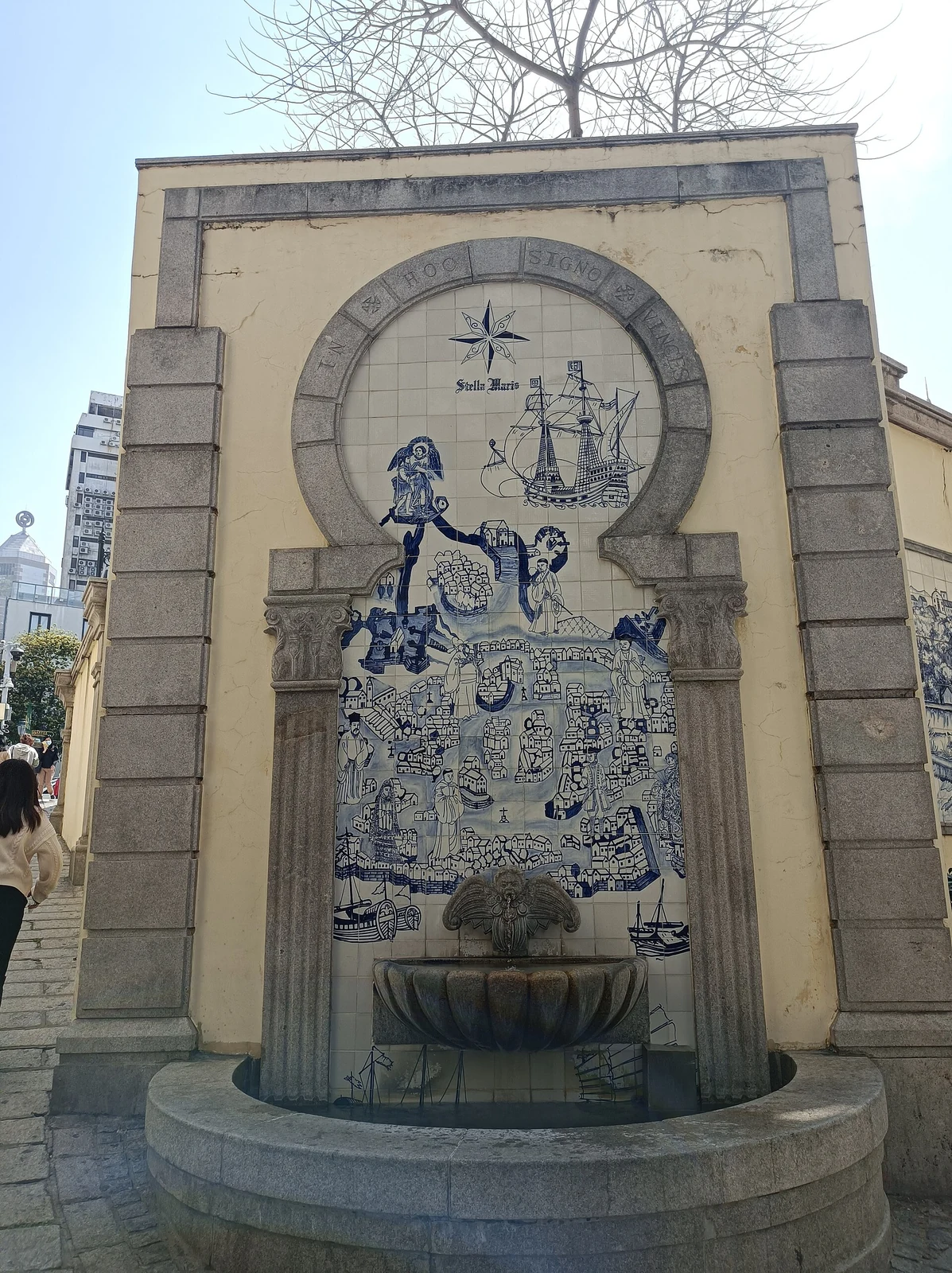 نافورة تزيّنها لوحة بلاط بالأزرق والأبيض في ماكاو.