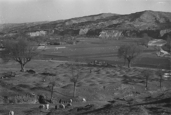 Felder, Fluss und Berge in Xunhua; Archivaufnahme von 1932.