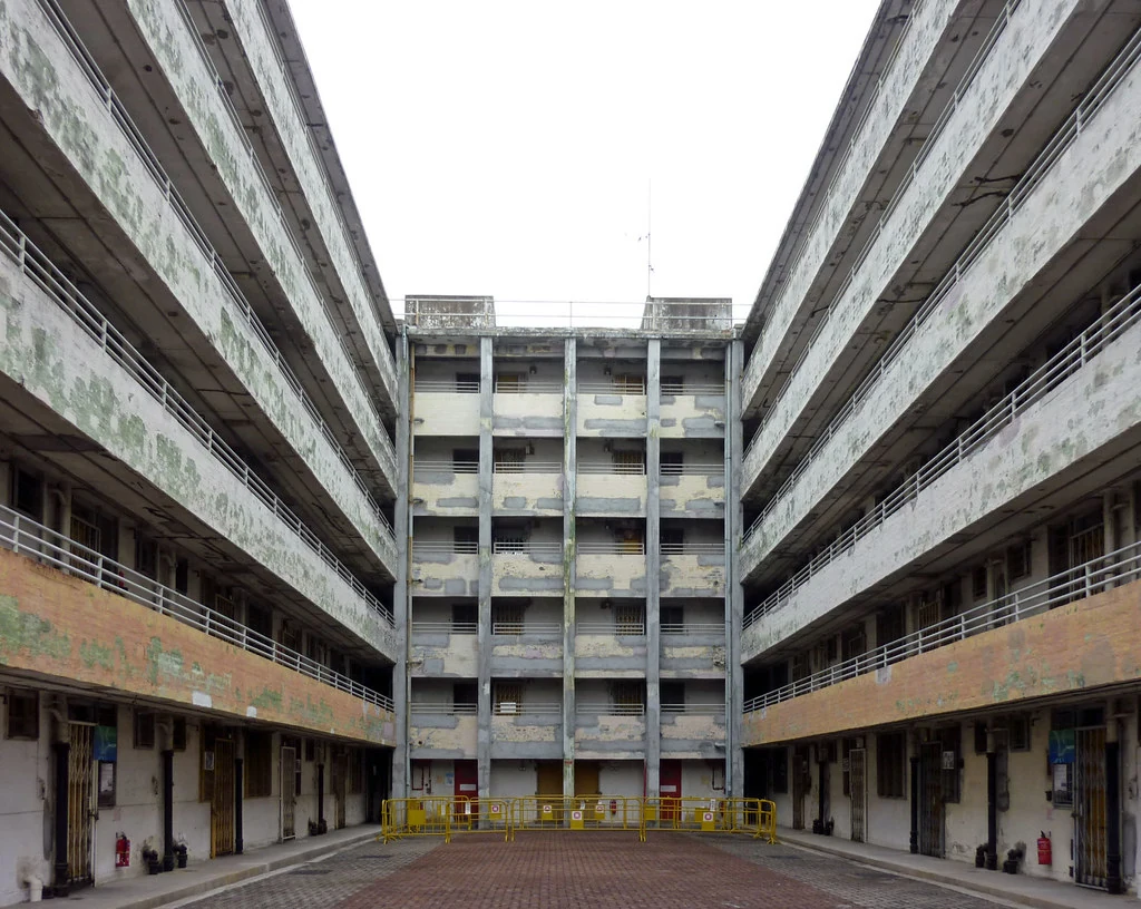 石硖尾邨住宅楼围合出的院落。