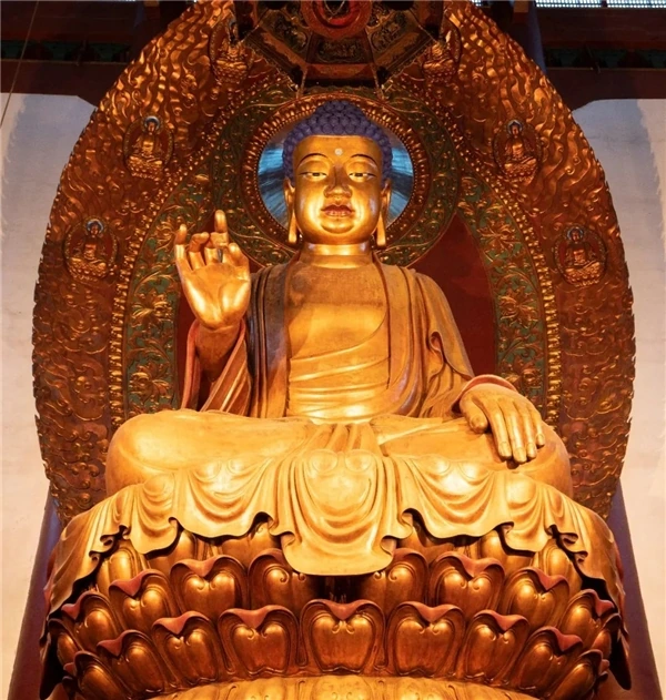 Shakyamuni está sentado en el centro de la sala principal, ante una alta aureola dorada.