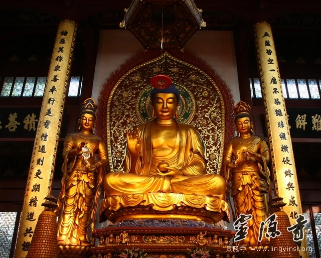 En la Sala del Buda de la Medicina, dos figuras de pie flanquean al Buda sentado en el centro.