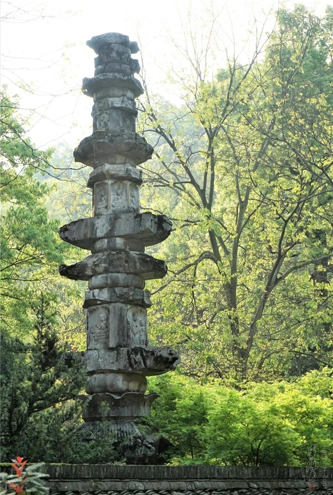 Junto a la Sala de los Reyes Celestiales, el pilar de sutras combina un alto fuste tallado con pequeños aleros de piedra.