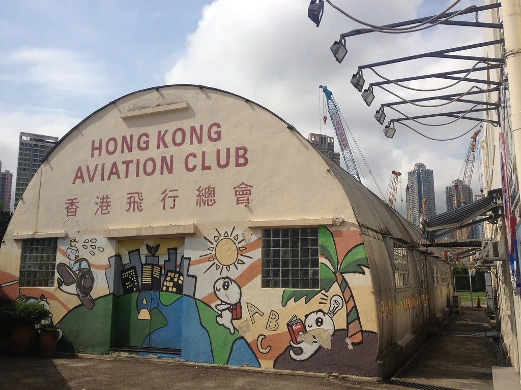 Edificio tipo hangar con el rótulo del Hong Kong Aviation Club en la antigua zona del aeropuerto de Kai Tak.