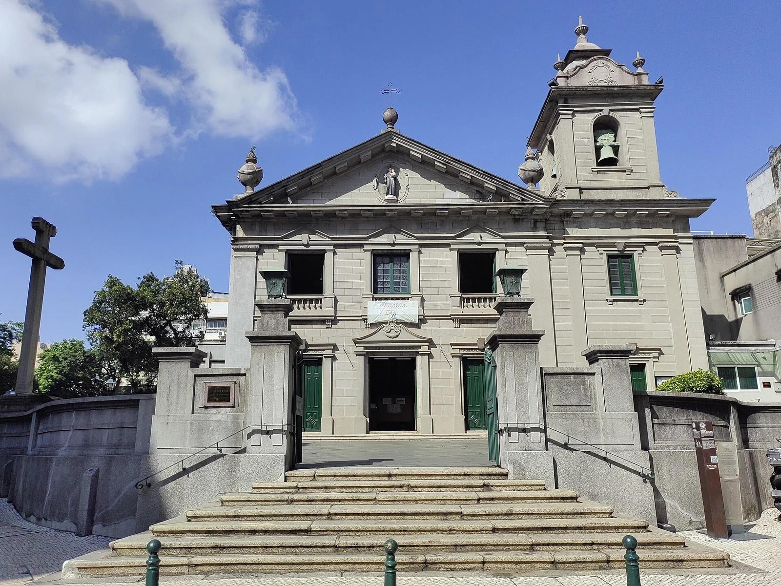 Los escalones de entrada y la fachada de la iglesia de San Antonio.