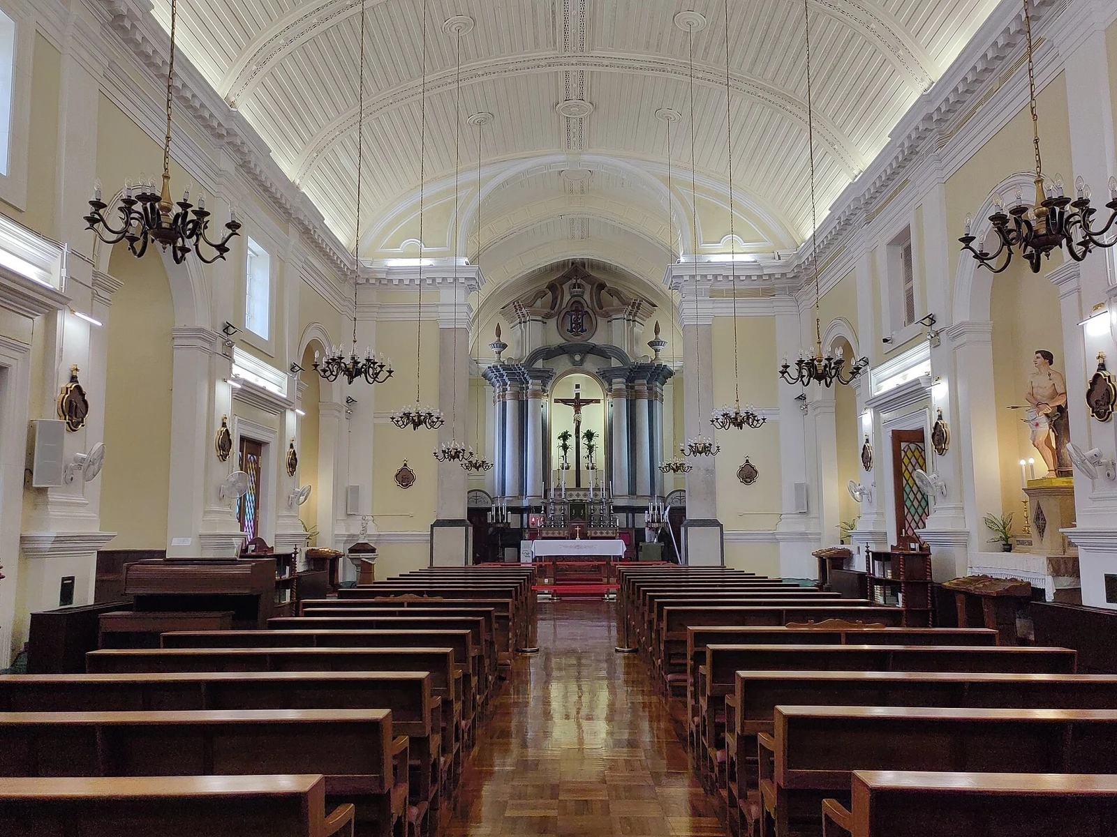 La nave y el altar de la iglesia de San Antonio.