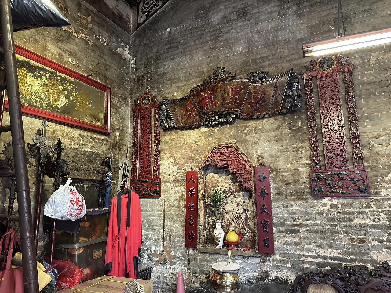 L’autel et l’intérieur décoré de Sam Kai Vui Kun.
