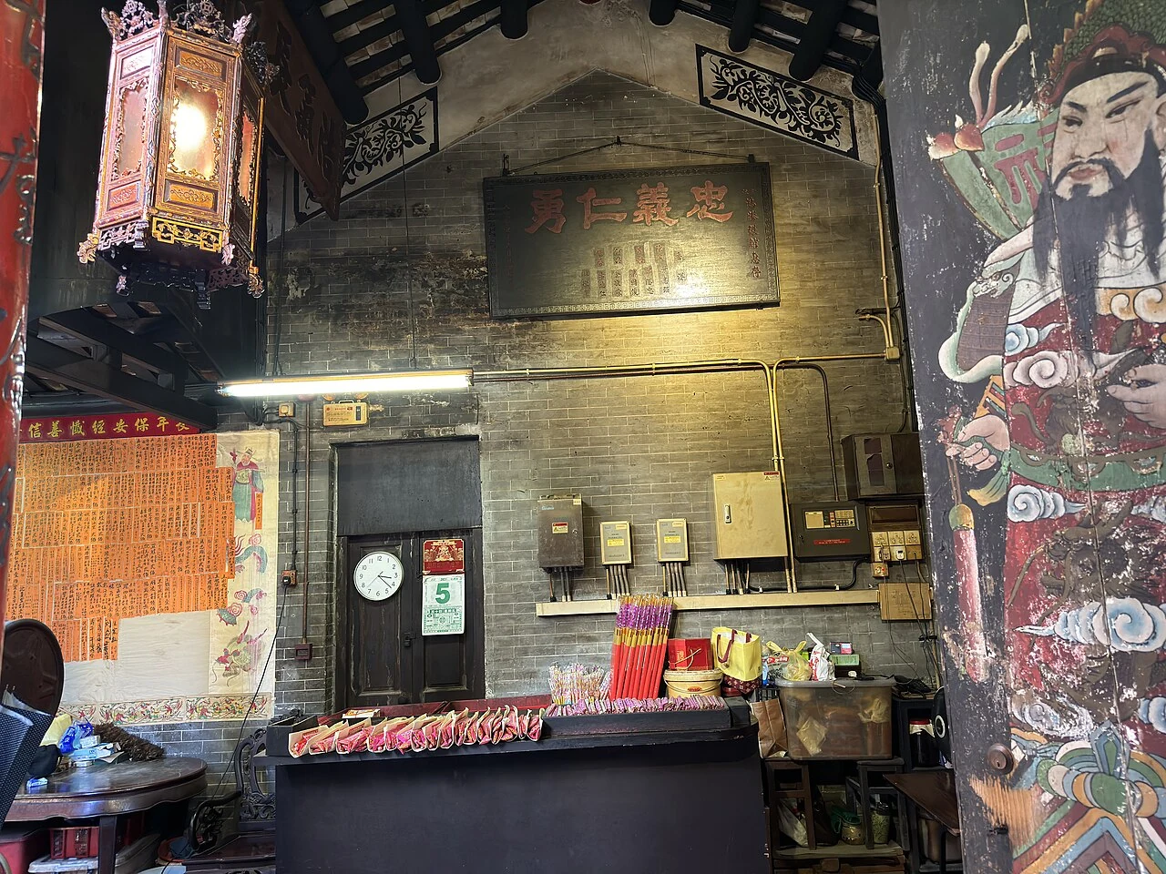 L’autel et l’intérieur décoré de Sam Kai Vui Kun.
