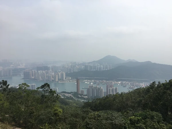 Dunstiger Blick auf die Uferlandschaft von Tsing Yi vom Yuen-Tsuen-Alten Pfad.