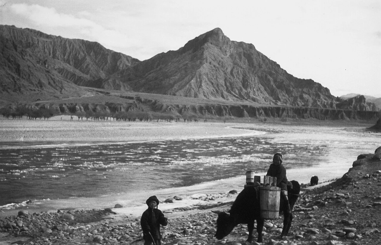 Niños con cubos de madera junto al Huanghe en Xunhua, en 1932; fotografía de archivo.