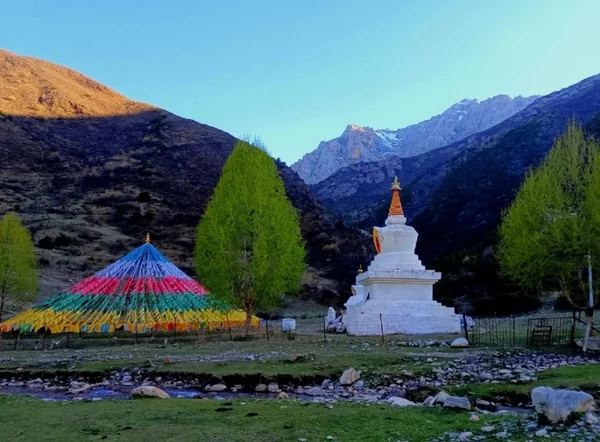 Umgebung der Felsbilder von Lebagou auf der offiziellen Tourismusseite von Yushu.