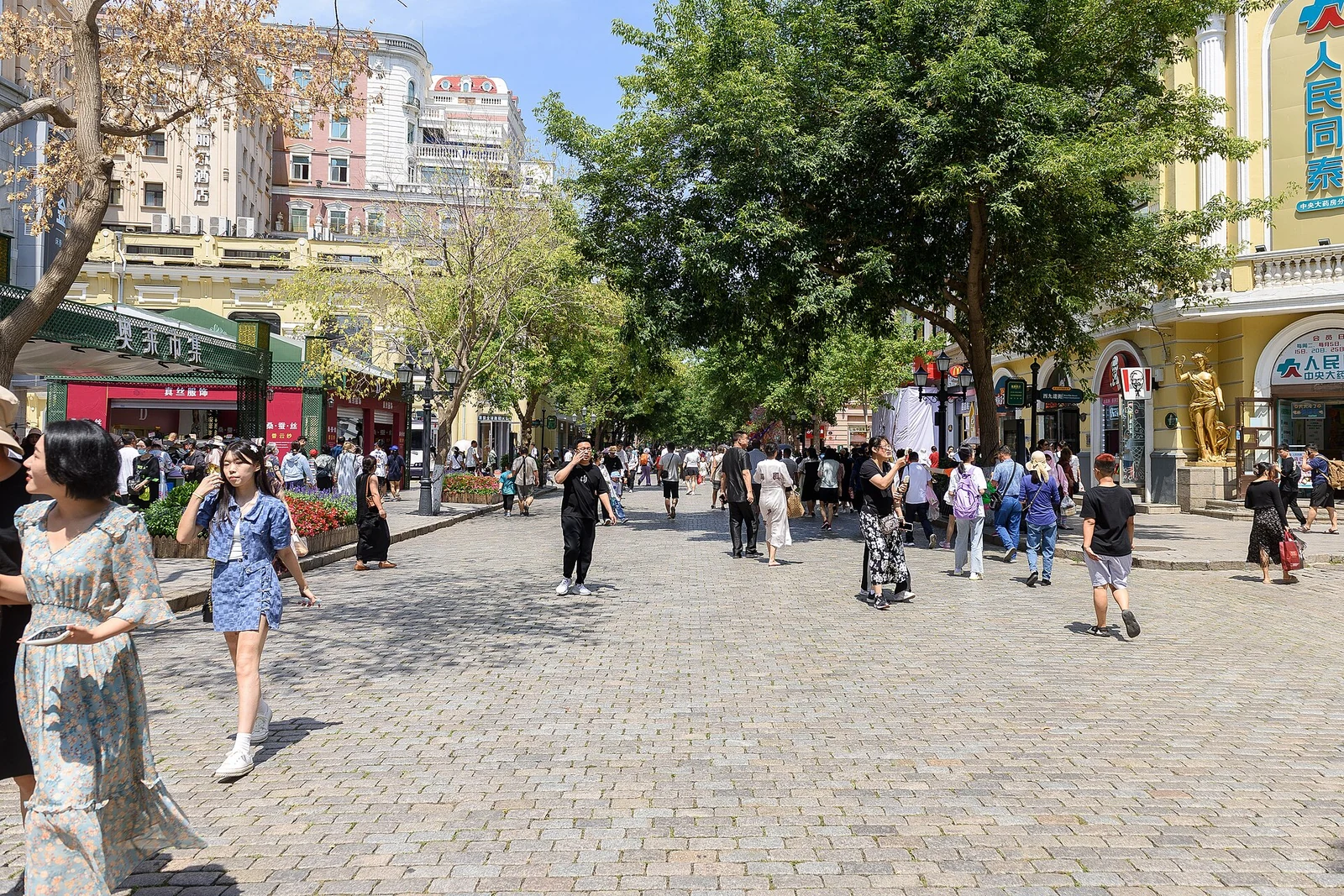 Steingepflasterte Fußgängerstraße im Zentrum Harbins