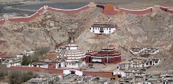 Pelkor Chöde vu depuis le fort de Gyantsé ; le Kumbum blanc se dresse près des bâtiments principaux.