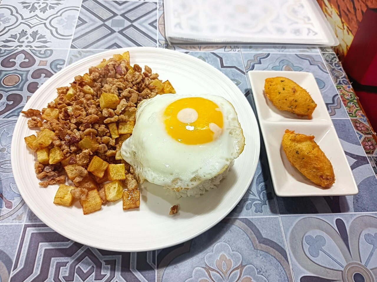 Минчи — блюдо из рубленого мяса с картофелем, рисом и жареным яйцом.