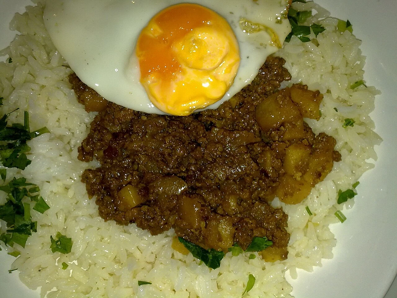 Минчи — блюдо из рубленого мяса с картофелем, рисом и жареным яйцом.