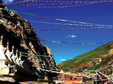 Ladera donde se encuentra el sitio del templo de Wencheng en Yushu.