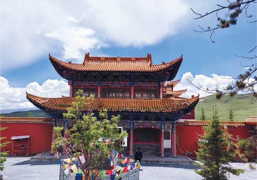 Sala principal y banderas de oración del sitio del templo de Wencheng en Yushu.
