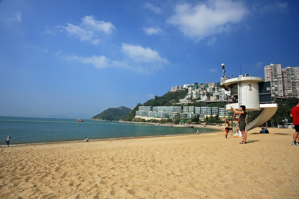 Sandstrand und Rettungsturm in Repulse Bay, Hongkong.