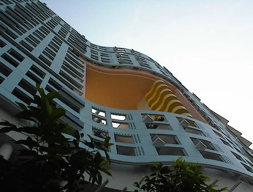 Wohnhochhaus in Repulse Bay, Hongkong, aus der Froschperspektive.
