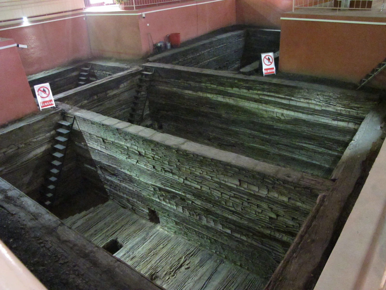 Die Grabgrube des Markgrafen Yi von Zeng im Schutzbau in Suizhou.