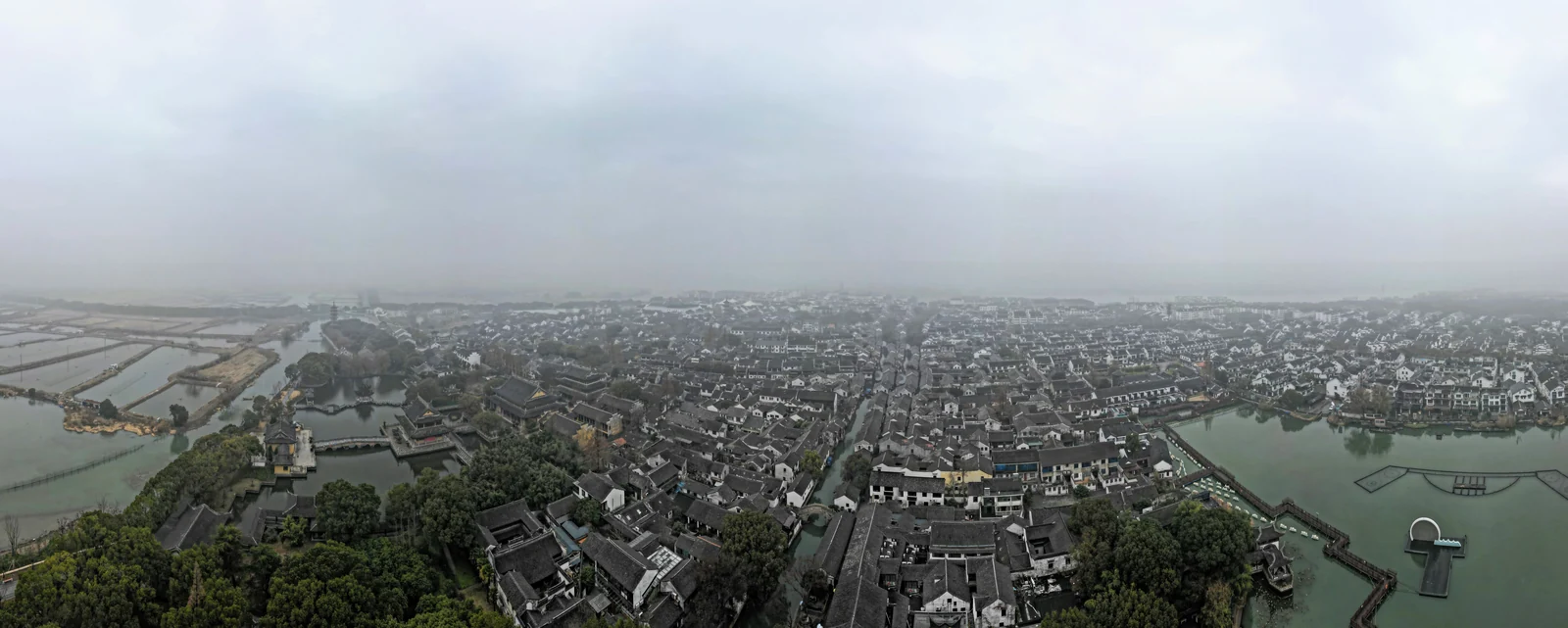 Panorama aéreo dos canais interligados e dos telhados de Zhouzhuang.