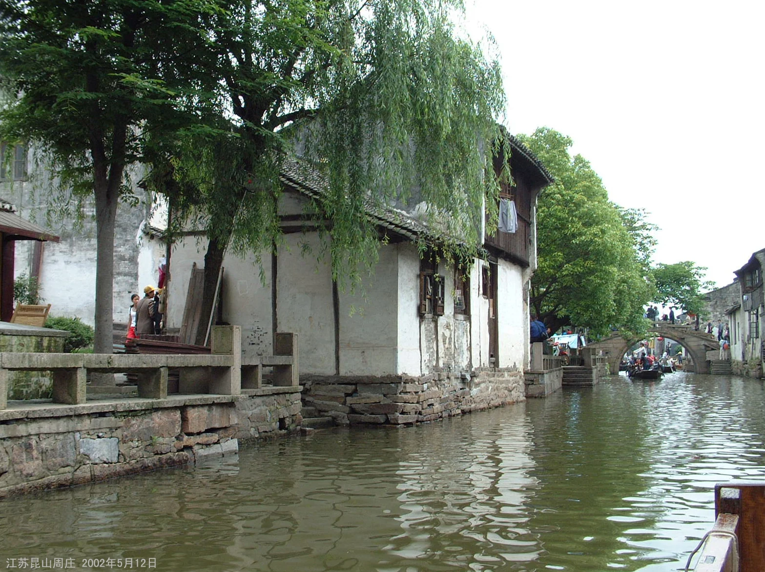 Pontes de pedra perto das Pontes Gémeas de Zhouzhuang, fotografadas em 2002.