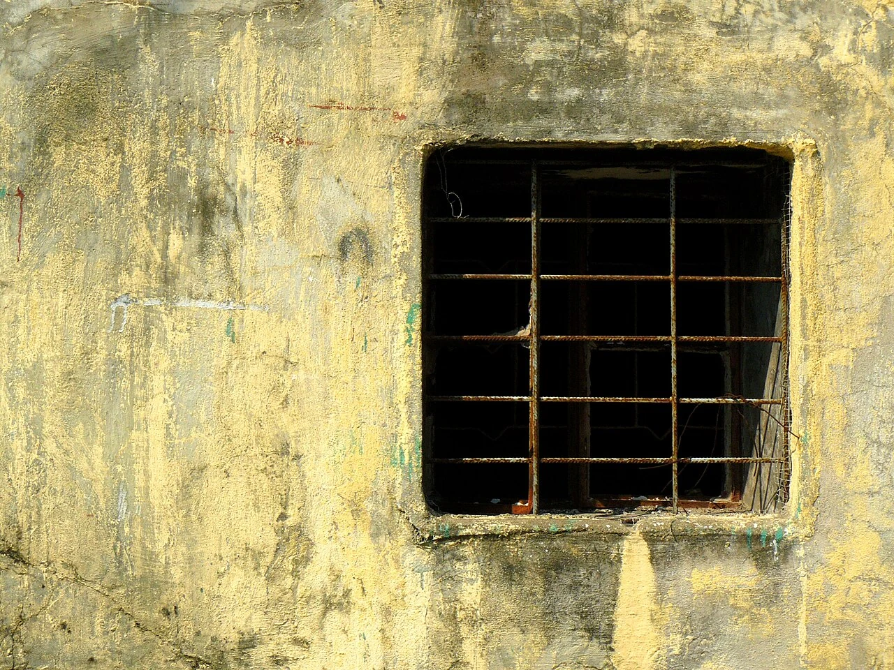Fenster, Mauern und Alltagsdetails im Dorf Coloane.