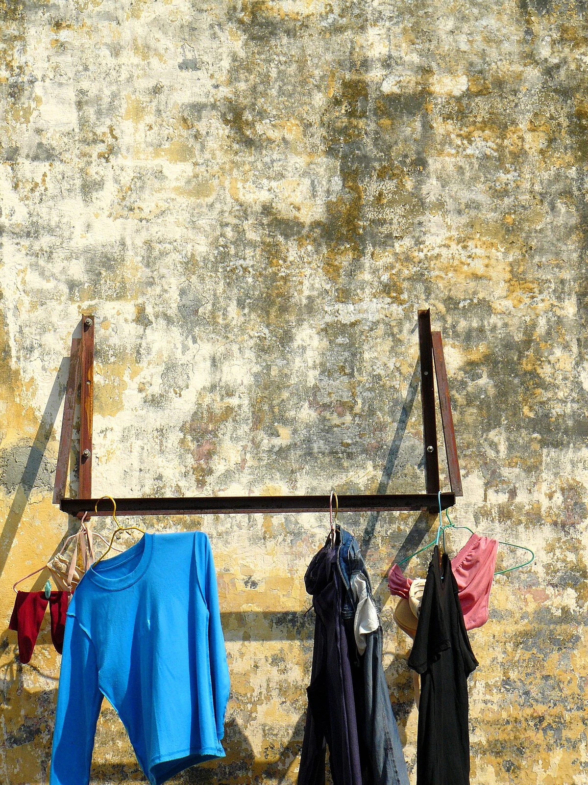 Fenster, Mauern und Alltagsdetails im Dorf Coloane.