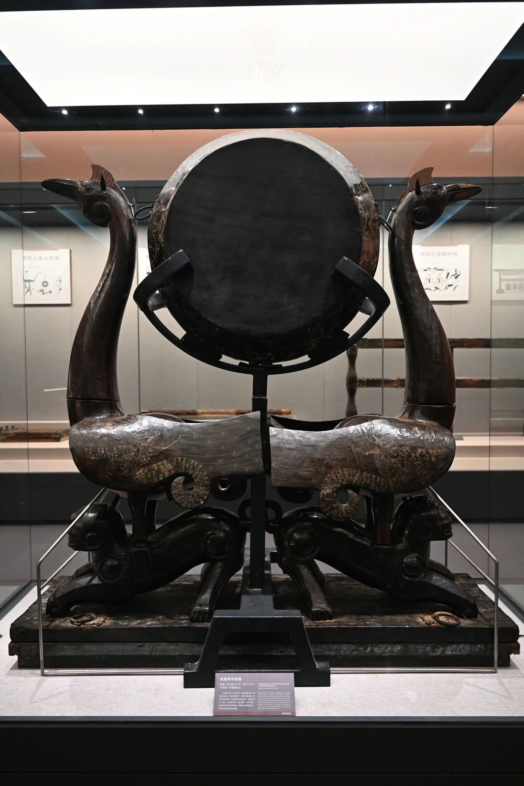 Tambour aux oiseaux et aux tigres de la tombe de Tianxingguan n° 2, au musée de Jingzhou.
