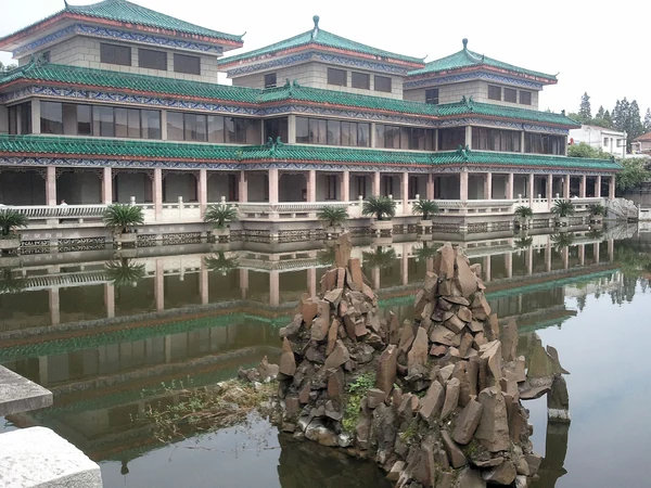 Jingzhou-Museum: die chinesisch gestalteten Hallen spiegeln sich im Teich vor dem Museum.