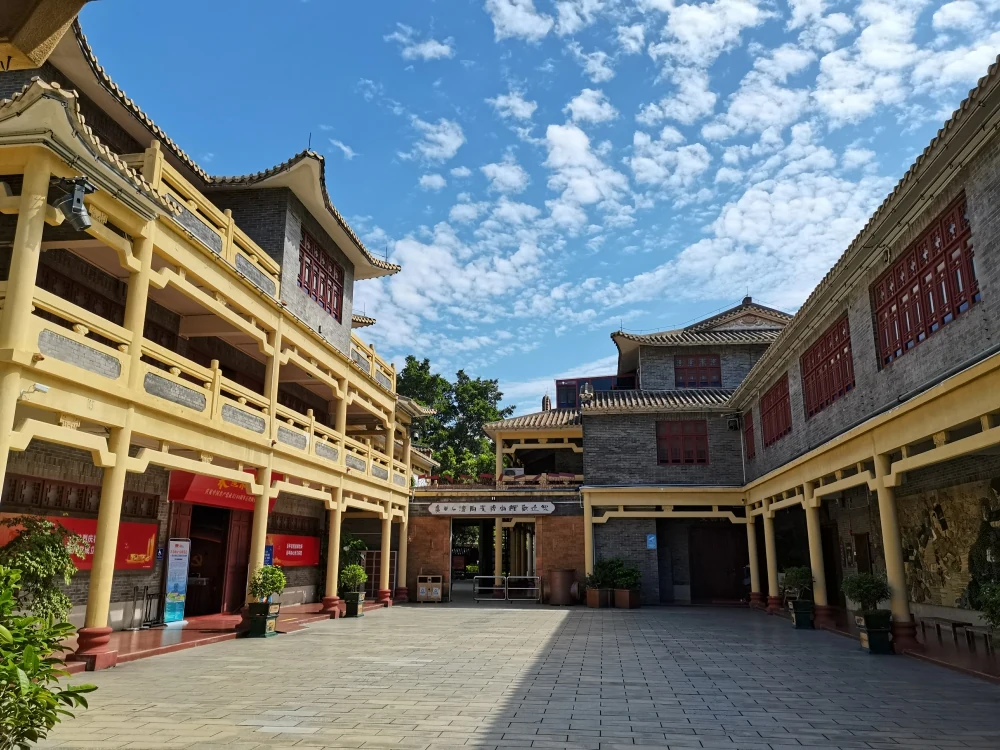 Der Innenhof des Guangdong-Museums für Shiwan-Keramik