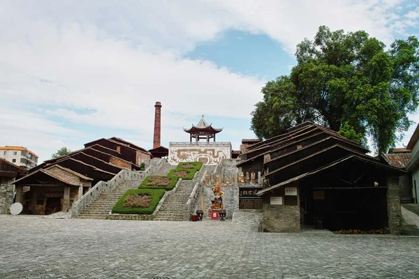 Die Anlage des alten Nanfeng-Brennofens mit ihrem Ziegelschornstein