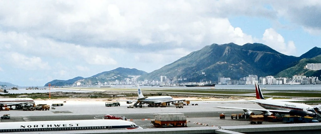 Flugzeuge auf der Startbahn des Flughafens Kai Tak in Hongkong, 24. Juni 1971.
