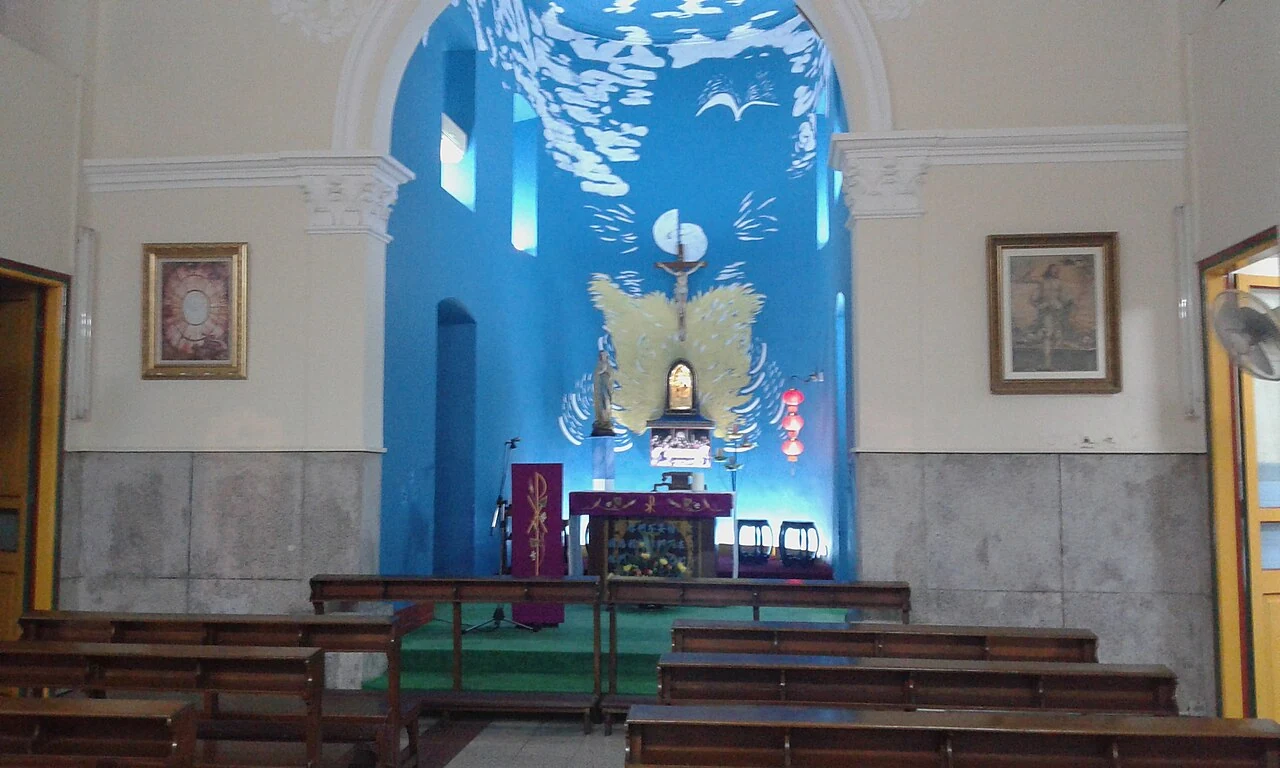 Interior y altar de la capilla de San Francisco Javier, en Coloane.