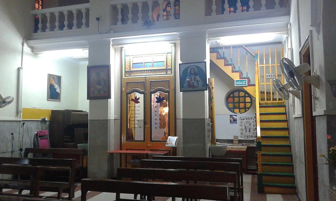Interior y altar de la capilla de San Francisco Javier, en Coloane.